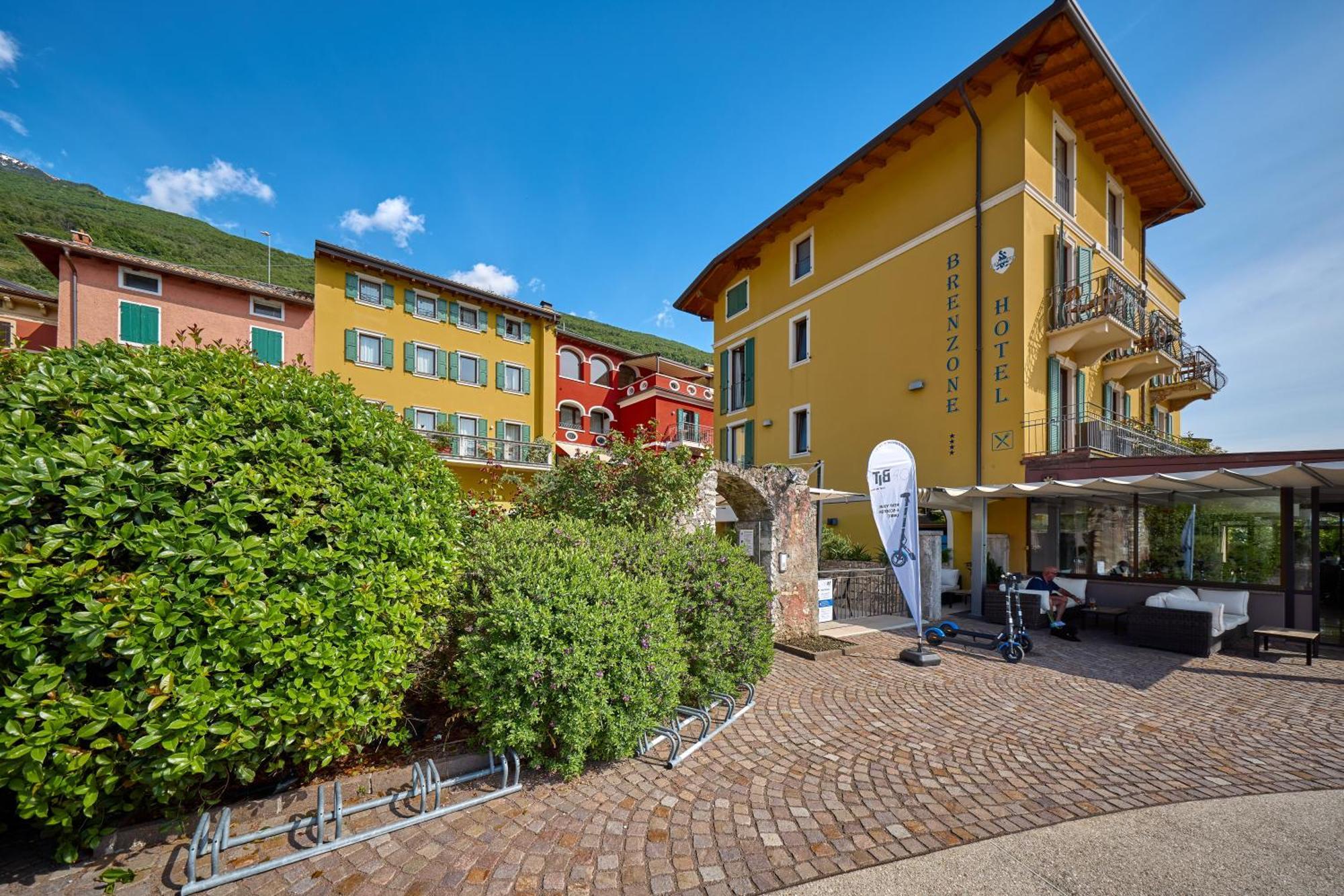 Lake Front Hotel Brenzone Exterior photo